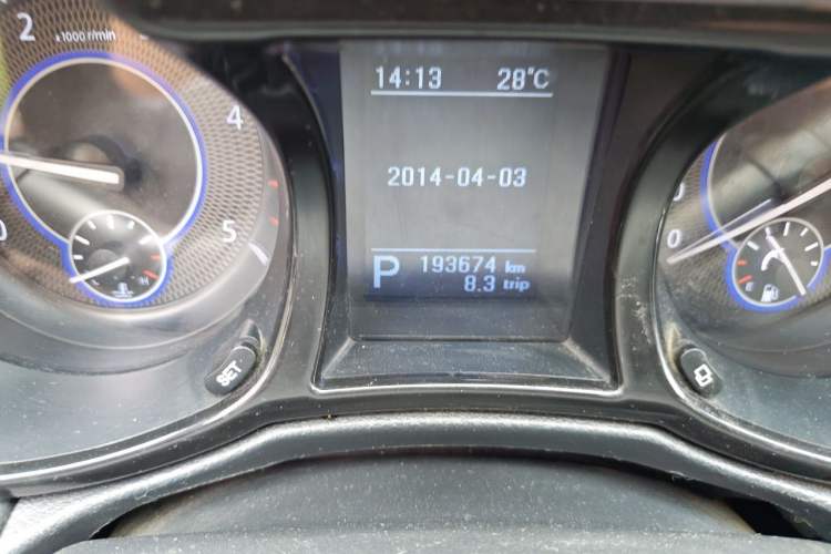 Used JMC Yusheng S350 2014 2.4T Automatic 2WD Diesel Luxury Version with Sunroof 5 Seats Odometer Close Up