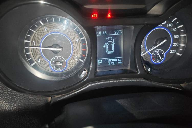 Used JMC Yusheng S350 2014 2.4T Automatic 4x4 Diesel Luxury Version with Sunroof 5 Seats Odometer Close Up