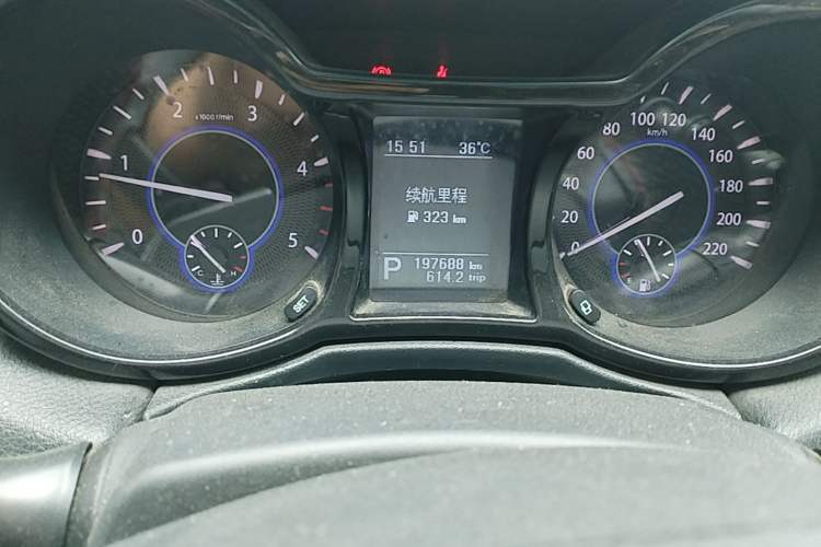 Used JMC Yusheng S350 2014 2.4T Automatic 2WD Diesel Luxury Version with Sunroof 5 Seats Odometer Close Up