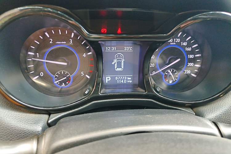 Used JMC Yusheng S350 2014 2.4T Automatic 2WD Diesel Luxury Version with Sunroof 5 Seats Odometer Close Up
