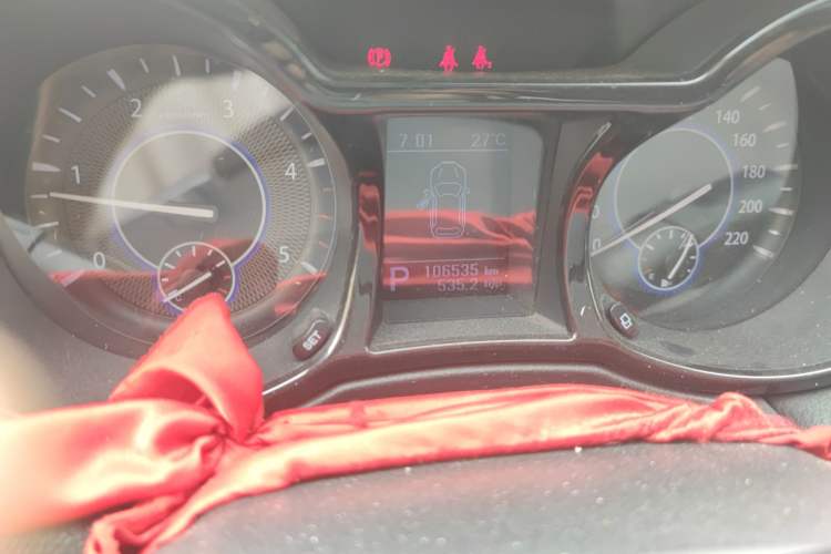 Used JMC Yusheng S350 2014 2.4T Automatic 2WD Diesel Luxury Version with Sunroof 7 Seats Odometer Close Up