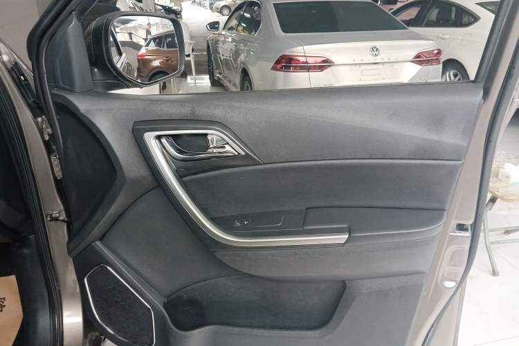 Used JMC Yusheng S350 2014 2.4T Automatic 2WD Diesel Luxury Version with Sunroof 5 Seats Right Front Door Interior