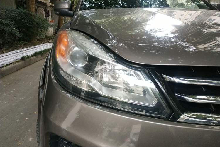 Used JMC Yusheng S350 2014 2.4T Automatic 2WD Diesel Luxury Version with Sunroof 7 Seats Right Front Headlight
