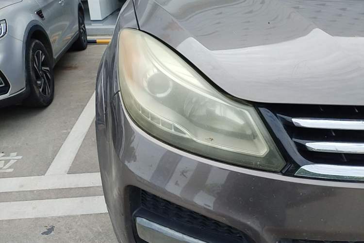 Used JMC Yusheng S350 2014 2.4T Automatic 2WD Diesel Luxury Version with Sunroof 5 Seats Right Front Headlight