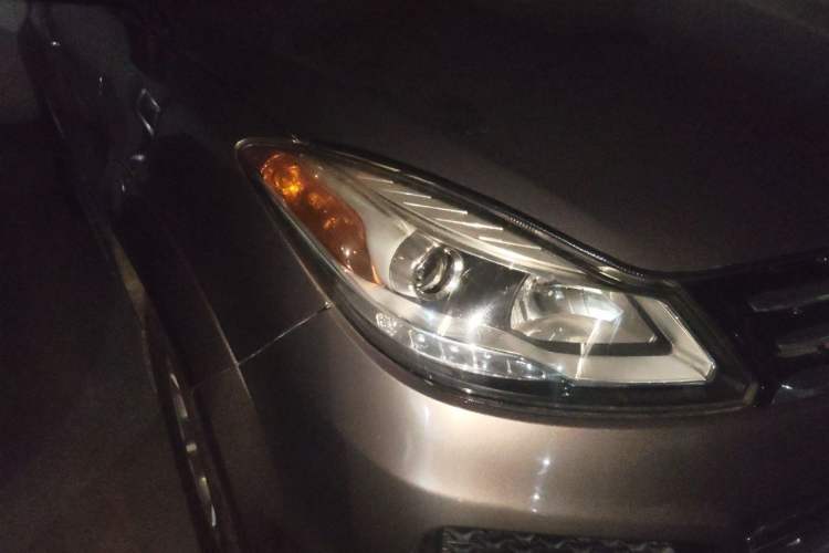 Used JMC Yusheng S350 2014 2.4T Automatic 2WD Diesel Luxury Version with Sunroof 5 Seats Right Front Headlight
