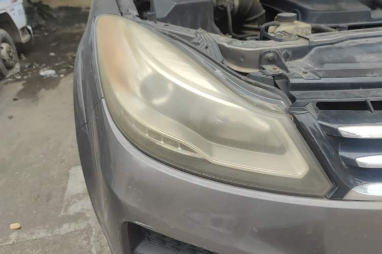 Used JMC Yusheng S350 2014 2.4T Automatic 2WD Diesel Luxury Version with Sunroof 7 Seats Right Front Headlight