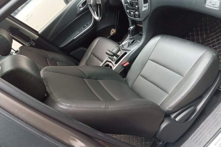 Used JMC Yusheng S350 2014 2.4T Automatic 4x4 Diesel Luxury Version with Sunroof 5 Seats Right Front Seat