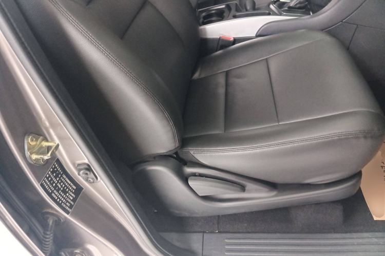 Used JMC Yusheng S350 2014 2.4T Automatic 2WD Diesel Luxury Version with Sunroof 5 Seats Right Front Seat