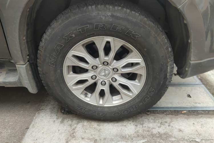 Used JMC Yusheng S350 2014 2.4T Automatic 2WD Diesel Luxury Version with Sunroof 7 Seats Right Front Wheel Hub