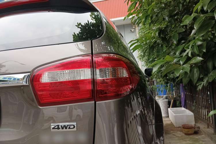 Used JMC Yusheng S350 2014 2.4T Automatic 4x4 Diesel Luxury Version with Sunroof 5 Seats Right Rear Taillight