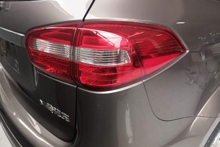 Used JMC Yusheng S350 2014 2.4T Automatic 2WD Diesel Luxury Version with Sunroof 5 Seats Right Rear Taillight