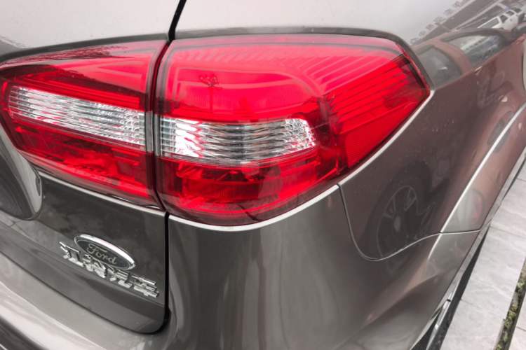 Used JMC Yusheng S350 2014 2.4T Automatic 2WD Diesel Luxury Version with Sunroof 7 Seats Right Rear Taillight