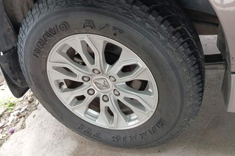 Used JMC Yusheng S350 2014 2.4T Automatic 4x4 Diesel Luxury Version with Sunroof 5 Seats Right Rear Wheel Hub