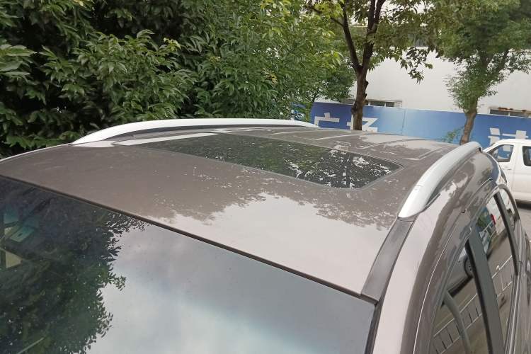 Used JMC Yusheng S350 2014 2.4T Automatic 4x4 Diesel Luxury Version with Sunroof 5 Seats Roof