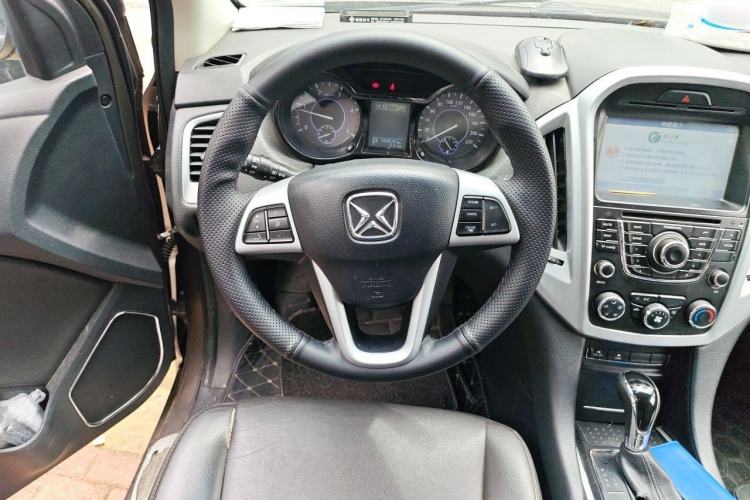 Used JMC Yusheng S350 2014 2.4T Automatic 2WD Diesel Luxury Version with Sunroof 5 Seats Steering Wheel