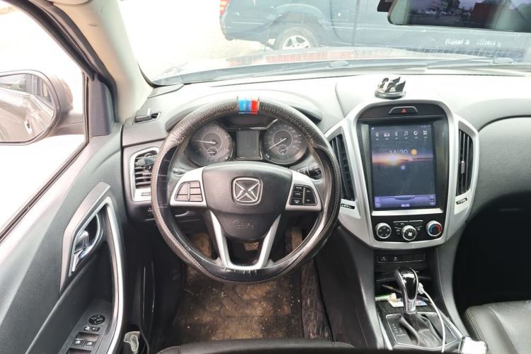 Used JMC Yusheng S350 2014 2.4T Automatic 2WD Diesel Luxury Version with Sunroof 5 Seats Steering Wheel