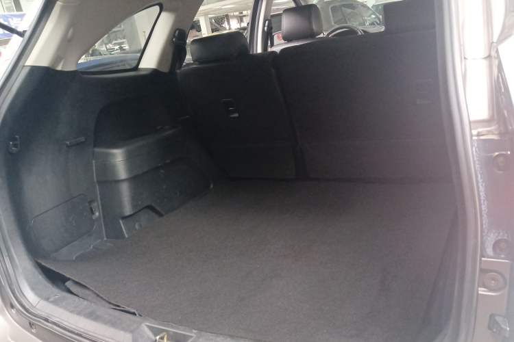 Used JMC Yusheng S350 2014 2.4T Automatic 2WD Diesel Luxury Version with Sunroof 5 Seats Trunk