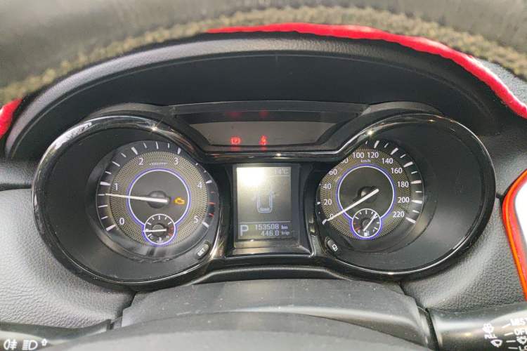 Used JMC Yusheng S350 2014 2.4T Automatic 2WD Diesel Luxury Version with Sunroof 5 Seats Instrument Cluster