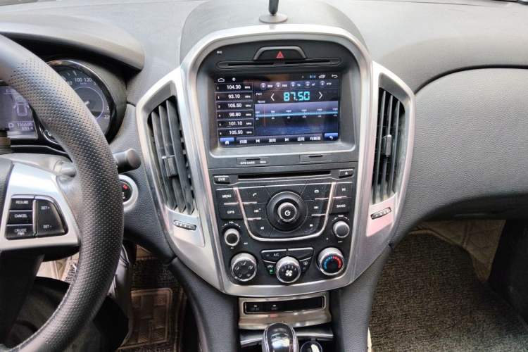 Used JMC Yusheng S350 2014 2.4T Automatic 4x4 Diesel Luxury Version with Sunroof 5 Seats Audio And AC Panel