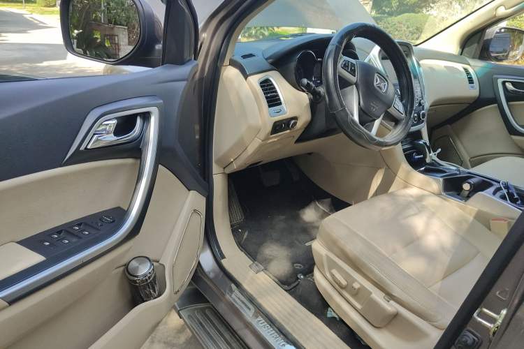 Used JMC Yusheng S350 2014 2.4T Automatic 4x4 Diesel Luxury Version with Sunroof 7 Seats Driver Seat