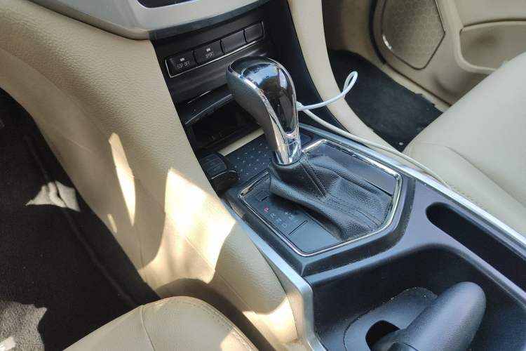 Used JMC Yusheng S350 2014 2.4T Automatic 4x4 Diesel Luxury Version with Sunroof 7 Seats Gear Lever