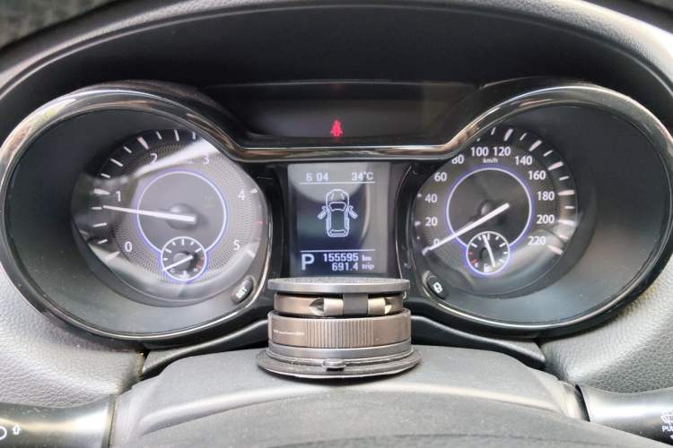 Used JMC Yusheng S350 2014 2.4T Automatic 4x4 Diesel Luxury Version with Sunroof 5 Seats Instrument Cluster