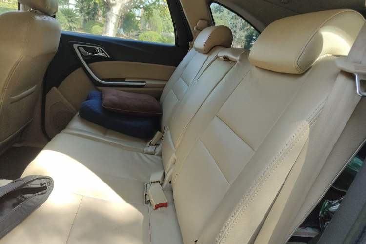 Used JMC Yusheng S350 2014 2.4T Automatic 4x4 Diesel Luxury Version with Sunroof 7 Seats Left Rear Seat