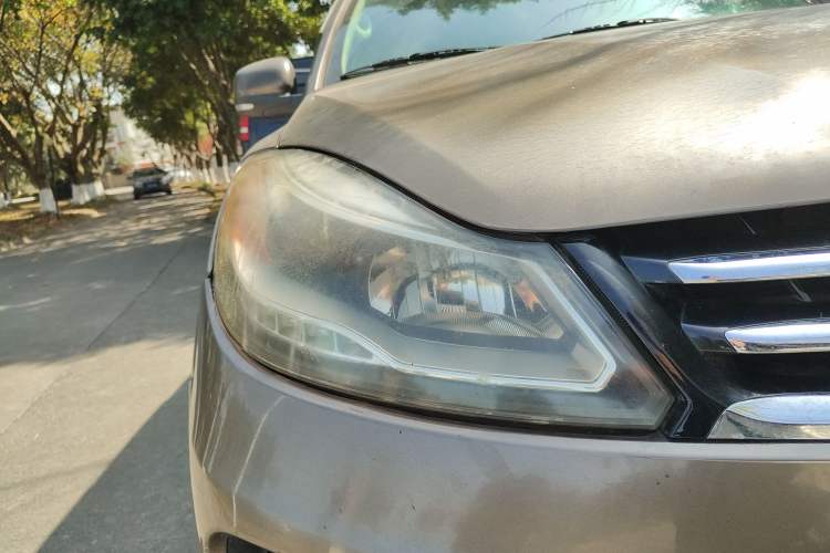 Used JMC Yusheng S350 2014 2.4T Automatic 4x4 Diesel Luxury Version with Sunroof 7 Seats Right Front Headlight