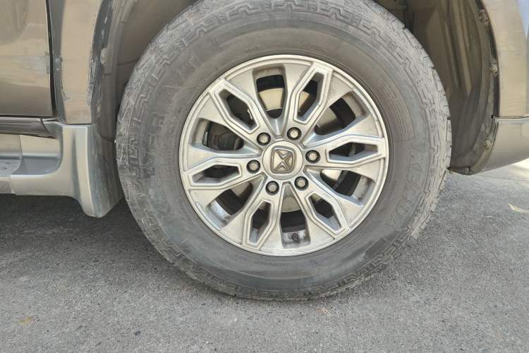Used JMC Yusheng S350 2014 2.4T Automatic 4x4 Diesel Luxury Version with Sunroof 7 Seats Right Front Wheel Hub