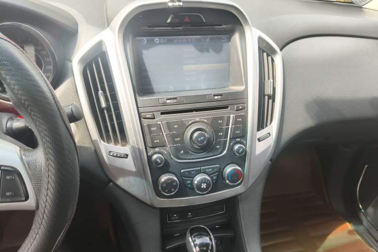 Used JMC Yusheng S350 2014 2.4T Automatic 2WD Diesel Luxury Version with Sunroof 5 Seats Audio And AC Panel