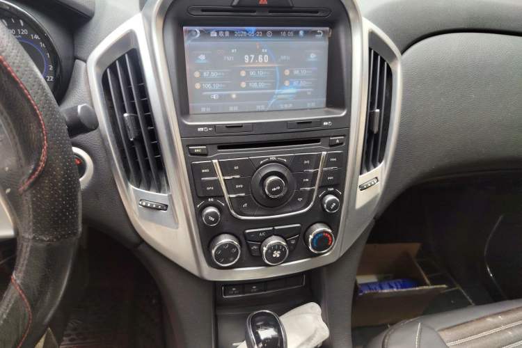 Used JMC Yusheng S350 2014 2.4T Automatic 2WD Diesel Luxury Version with Sunroof 5 Seats Audio And AC Panel