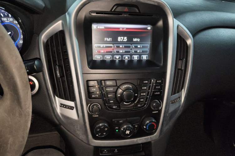 Used JMC Yusheng S350 2014 2.4T Automatic 2WD Diesel Luxury Version with Sunroof 5 Seats Audio And AC Panel