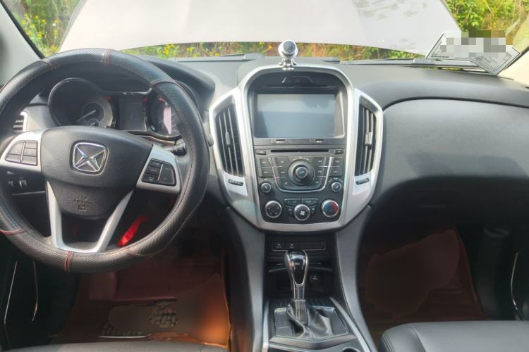 Used JMC Yusheng S350 2014 2.4T Automatic 2WD Diesel Luxury Version with Sunroof 5 Seats Center Console