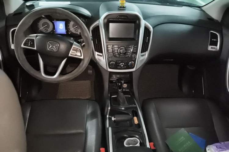 Used JMC Yusheng S350 2014 2.4T Automatic 2WD Diesel Luxury Version with Sunroof 5 Seats Center Console