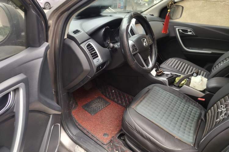 Used JMC Yusheng S350 2014 2.4T Automatic 2WD Diesel Luxury Version with Sunroof 5 Seats Driver Seat