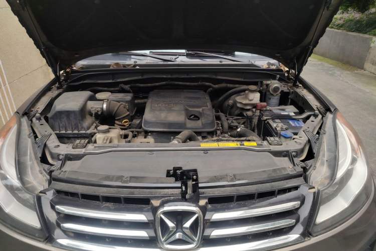 Used JMC Yusheng S350 2014 2.4T Automatic 2WD Diesel Luxury Version with Sunroof 5 Seats Engine Bay