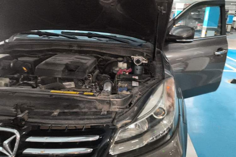 Used JMC Yusheng S350 2014 2.4T Automatic 4x4 Diesel Luxury Version with Sunroof 7 Seats Engine Bay Left