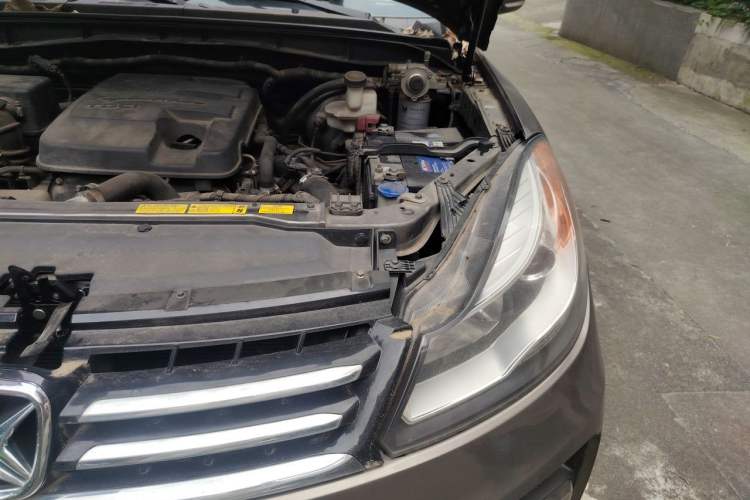 Used JMC Yusheng S350 2014 2.4T Automatic 2WD Diesel Luxury Version with Sunroof 5 Seats Engine Bay Left
