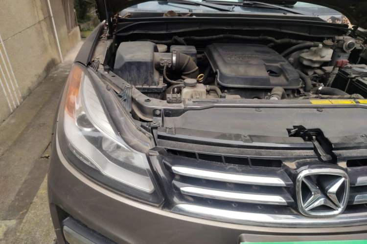 Used JMC Yusheng S350 2014 2.4T Automatic 2WD Diesel Luxury Version with Sunroof 5 Seats Engine Bay Right