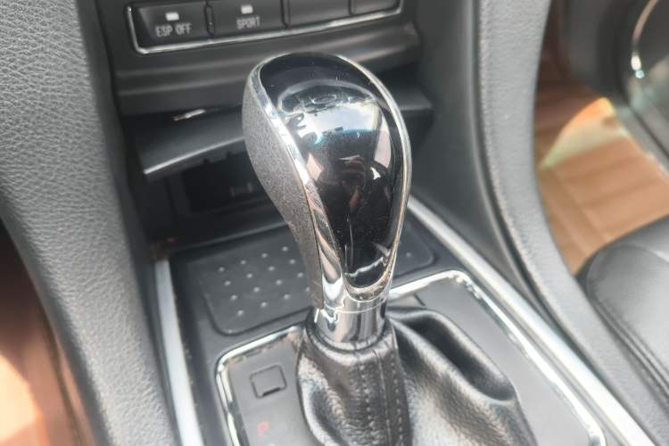 Used JMC Yusheng S350 2014 2.4T Automatic 2WD Diesel Luxury Version with Sunroof 5 Seats Gear Lever