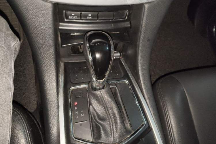 Used JMC Yusheng S350 2014 2.4T Automatic 2WD Diesel Luxury Version with Sunroof 5 Seats Gear Lever