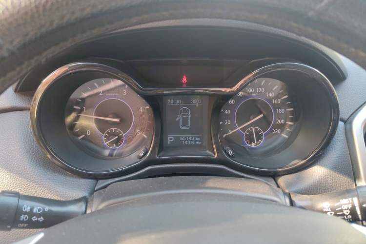Used JMC Yusheng S350 2014 2.4T Automatic 2WD Diesel Luxury Version with Sunroof 5 Seats Instrument Cluster