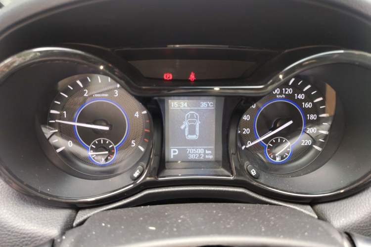 Used JMC Yusheng S350 2014 2.4T Automatic 2WD Diesel Luxury Version with Sunroof 5 Seats Instrument Cluster