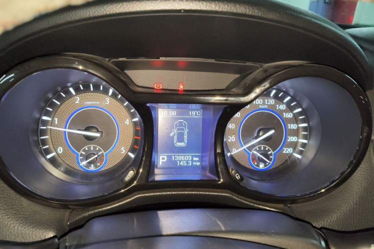 Used JMC Yusheng S350 2014 2.4T Automatic 2WD Diesel Luxury Version with Sunroof 5 Seats Instrument Cluster