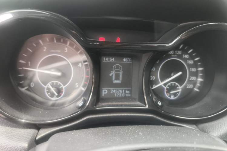 Used JMC Yusheng S350 2014 2.4T Automatic 2WD Diesel Luxury Version with Sunroof 7 Seats Instrument Cluster