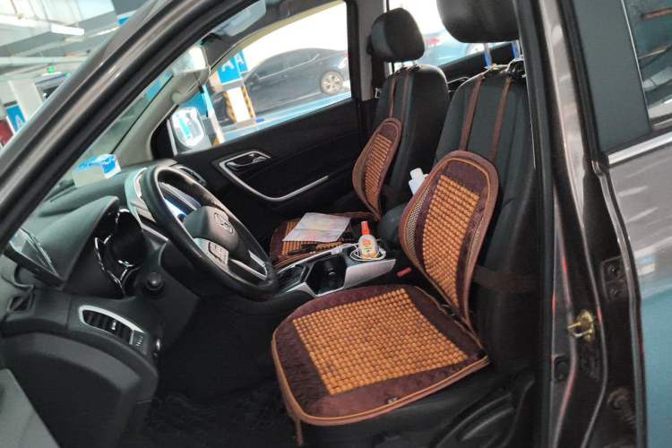 Used JMC Yusheng S350 2014 2.4T Automatic 4x4 Diesel Luxury Version with Sunroof 7 Seats Left Front Seat