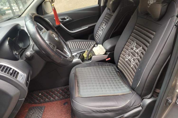 Used JMC Yusheng S350 2014 2.4T Automatic 2WD Diesel Luxury Version with Sunroof 5 Seats Left Front Seat
