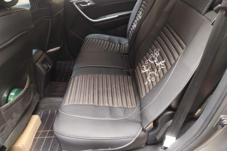 Used JMC Yusheng S350 2014 2.4T Automatic 2WD Diesel Luxury Version with Sunroof 5 Seats Left Rear Seat