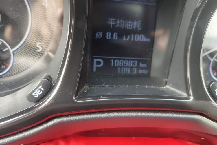 Used JMC Yusheng S350 2014 2.4T Automatic 2WD Diesel Luxury Version with Sunroof 5 Seats Odometer Close Up