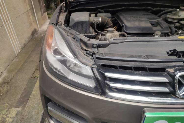 Used JMC Yusheng S350 2014 2.4T Automatic 2WD Diesel Luxury Version with Sunroof 5 Seats Right Front Headlight